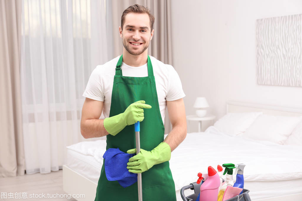 年輕的男清潔工 專業、高效與細致的保潔服務